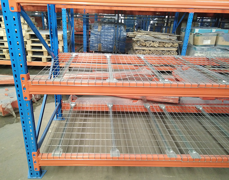 Pallet rack with wire decking