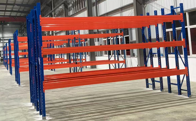 Three-column pallet racking